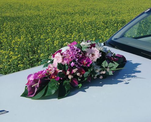 Brautauto Blumenschmuck 7: flieder dunkel