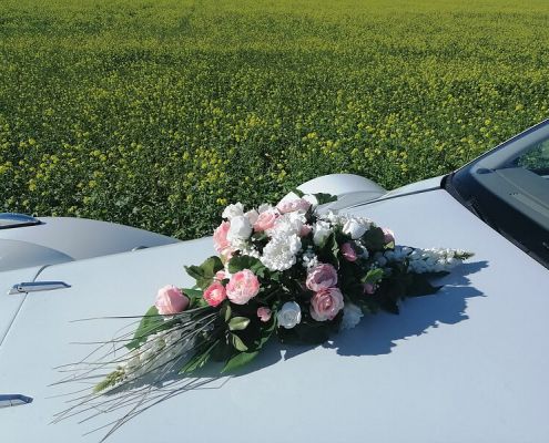 Hochzeitsauto Blumenschmuck 11: rosa und weiße Rosen