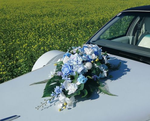 Brautauto Blumenschmuck 5: blau-weiß