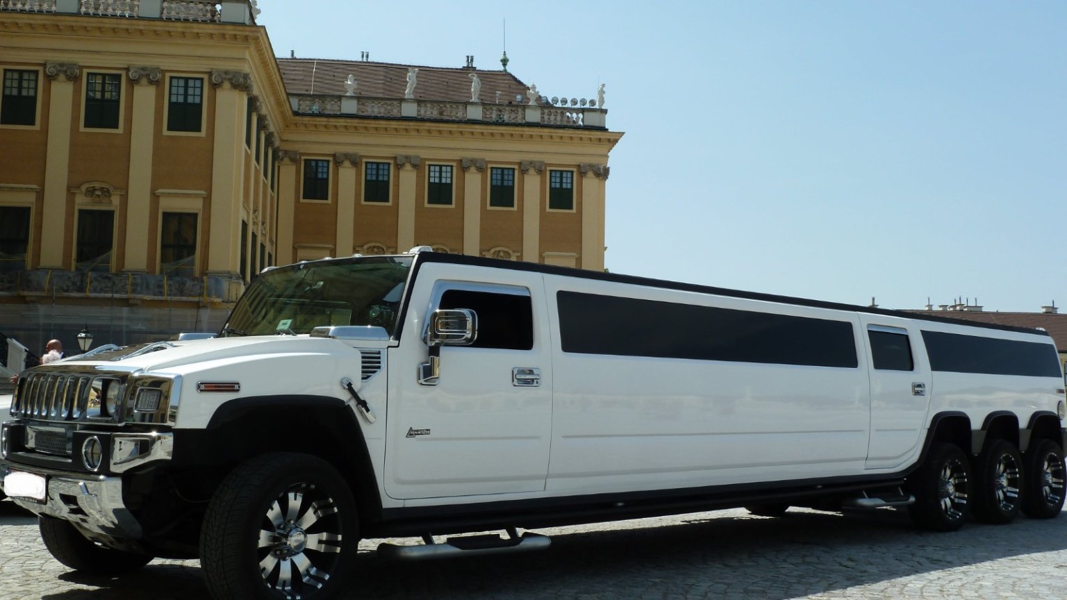 Wie Viel Kostet Eine Limousine Zu Mieten Hummer Limousine mieten 16 Personen - Royal Limousinen Wien